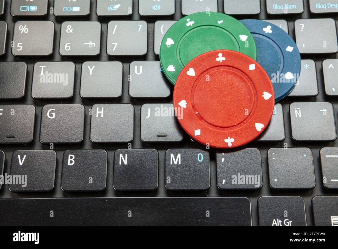 Bild zeigt Casino Spielchips auf Computer, die das Konzept zeigen Von Online-Kartenspielen Stockfoto