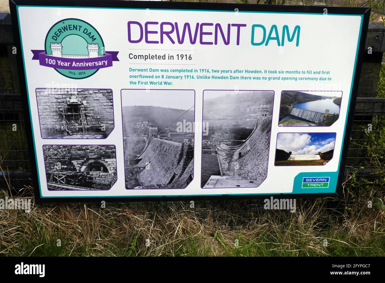 Schild, das den Bau des Derwent Reservoir und Staudamms, Ladybower, Peak District, Derbyshire, Großbritannien, erklärt Stockfoto