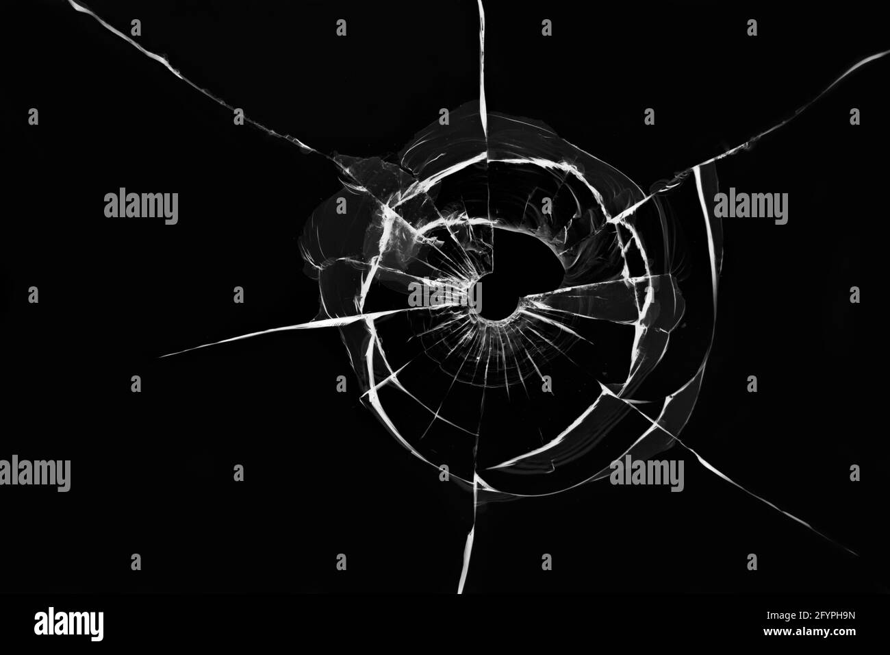 Textur von Rissen aus einem Schuss auf gebrochenes Glas, abstrakte Illustration auf schwarzem Hintergrund Stockfoto