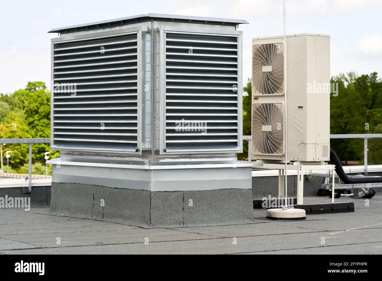 Die externen Einheiten Klimaanlage und Lüftungssysteme auf dem Flachdach installiert Stockfoto