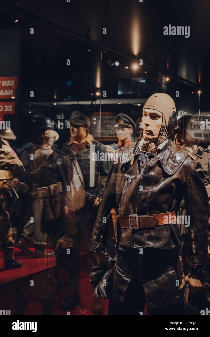 Brüssel, Belgien - 17. August 2019: SS-Uniform in der Ausstellung Krieg, Besatzung, Befreiung Neue Dauerausstellung des Königlichen Museums der bewaffneten F Stockfoto