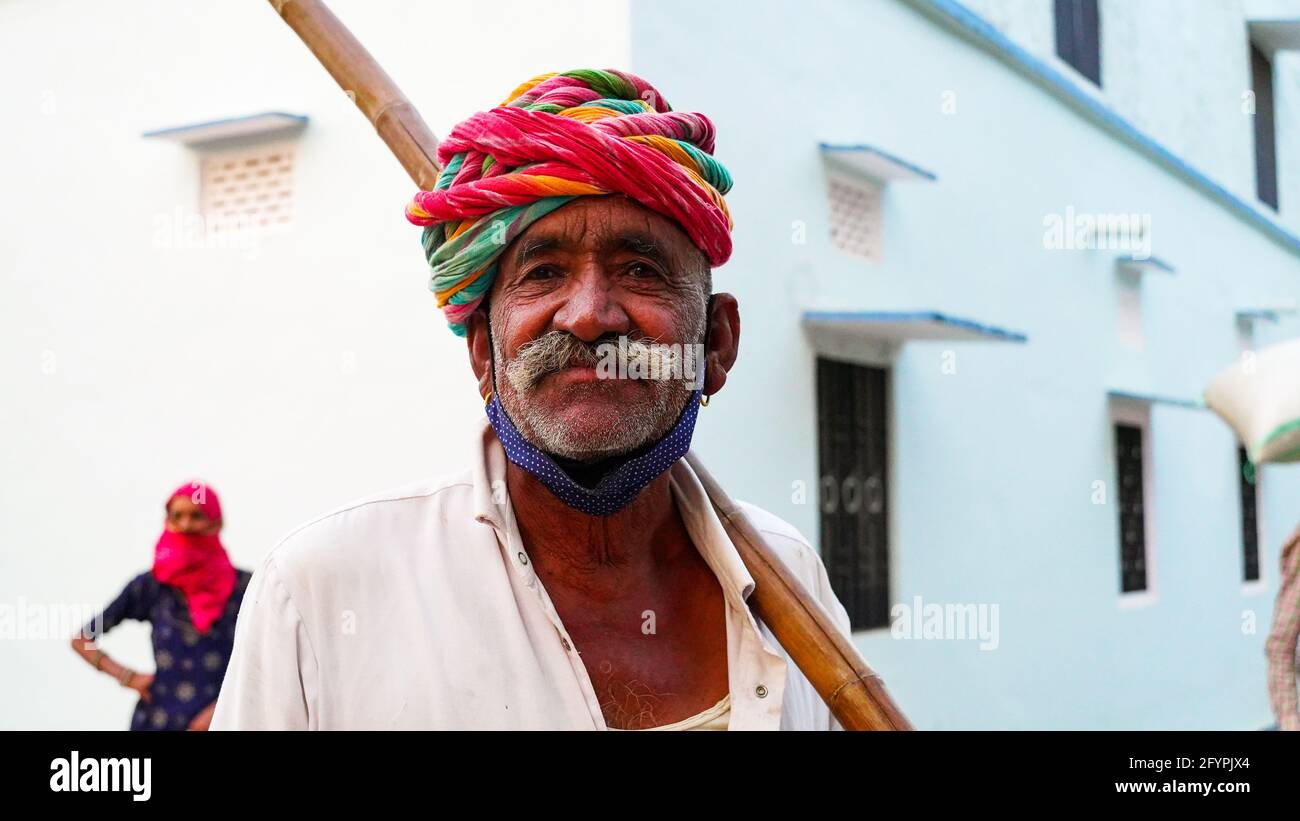 15. Mai 2021- Reengus, Sikar, Indien. Gealterter indischer Mann mit Lenkerbart trägt einen roten und grünen Rajasthani-Turban und posiert für die Kamera. Stockfoto