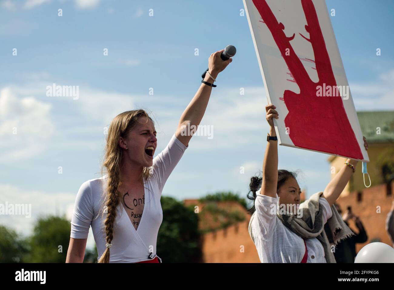 Warschau, Polen. Mai 2021. Jana Schostak, die berühmte Aktivistin, wird während der Demonstration schreiend gesehen. In Warschau versammelten sich in Polen lebende Weißrussen und Polen, um Solidarität mit der belarussischen Nation zu demonstrieren und gegen die Verhaftung von Roman Protasewitsch und die Repressionen gegen Aktivisten durch Aleksander Lukaschenko zu protestieren. (Foto von Attila Husejnow/SOPA Images/Sipa USA) Quelle: SIPA USA/Alamy Live News Stockfoto