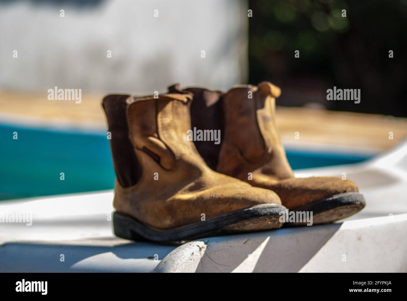 Alter und schmutziger Lederstiefel Stockfoto