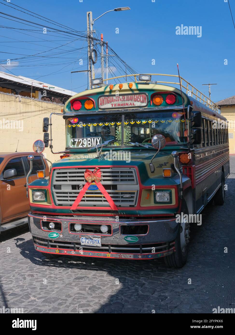 Farbenfroher guatemaltekischer „Hühnerbus“ (lokaler Bus, der kleine Städte in der Nähe von Antigua, Guatemala, bedient) Stockfoto
