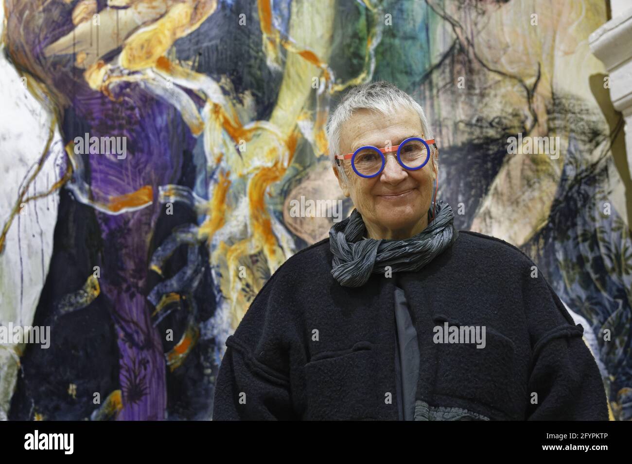 Chambord, Frankreich. Mai 2021. Die Künstlerin Lydie Arickx posiert vor ihrem Werk während der Presseeröffnung von ARBORESCENCES im Château de Chambord Stockfoto