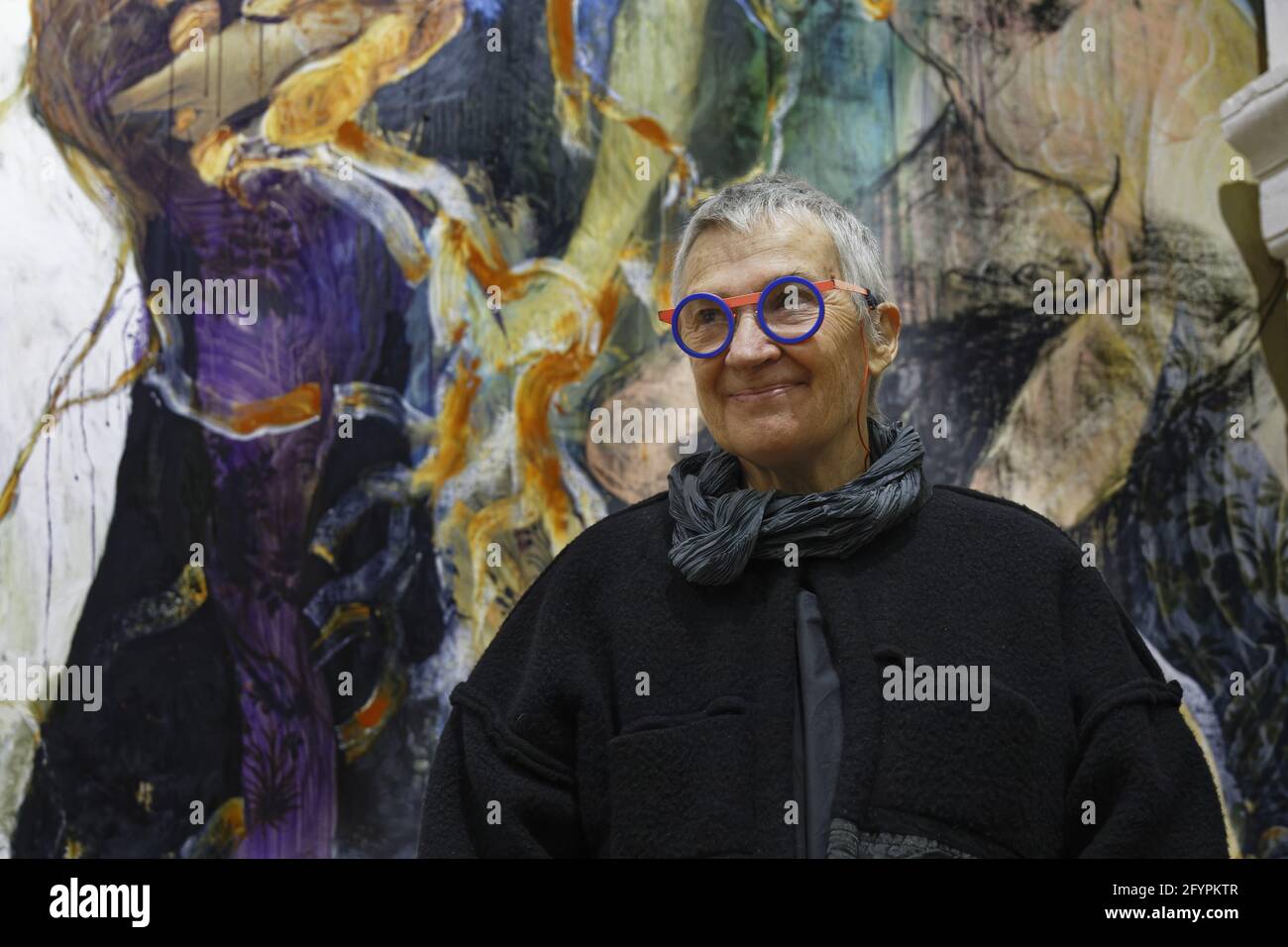 Chambord, Frankreich. Mai 2021. Die Künstlerin Lydie Arickx posiert vor ihrem Werk während der Presseeröffnung von ARBORESCENCES im Château de Chambord Stockfoto