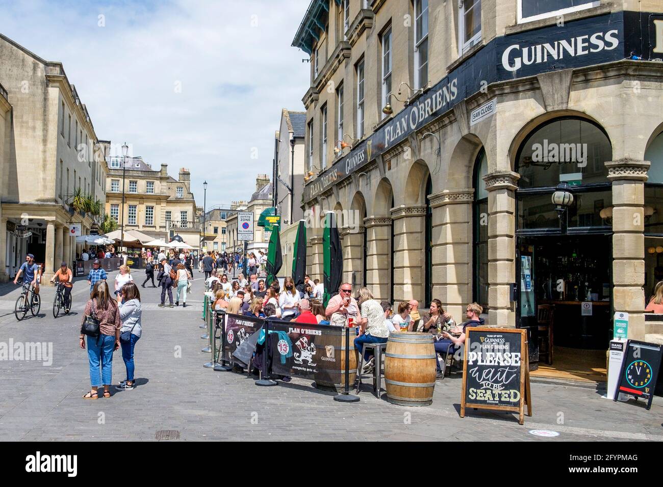 Bath, Somerset, Großbritannien. Mai 2021. Die Gäste werden bei einem Afternon-Drink vor dem Flann O' Brien's Irish Pub im Zentrum von Bath vorgestellt. Menschenmassen füllten die Straßen, als die Menschen das Beste aus dem Feiertagswochenende machten. Quelle: Lynchpics/Alamy Live News Stockfoto