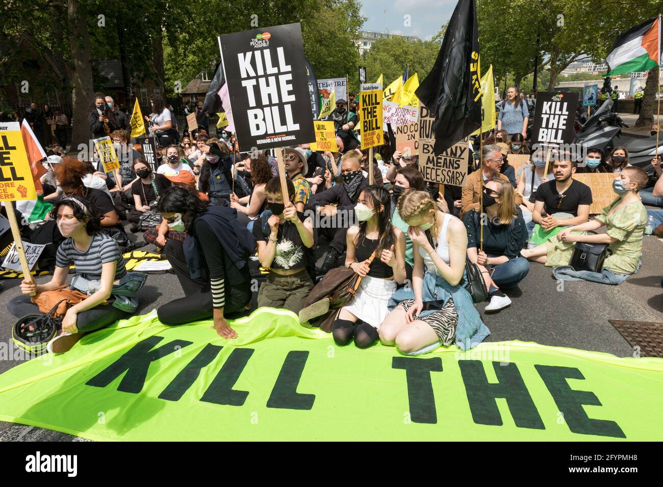 Demonstranten, die Plakate halten, sitzen solidarisch gegen das Gesetz der Regierung zur Erhöhung des Polizeibudgets während des Protestes zum Kill Bill.im März 2021 schlug die britische Regierung das Police and Crime Bill 2021 vor, das vorgibt, die Polizeirechte zu erweitern. Seit ihrer Veröffentlichung stieß sie auf weit verbreitete Skepsis in der Öffentlichkeit und wurde in der Folge Gegenstand von Protesten. Dieser Protest am 29. Mai 2021 wurde von der britischen Zweigstelle von Black Lives Matter angeführt, die speziell gegen den Einsatz von Polizeigewalt als Mittel zur Stummschaltung schwarzer Stimmen kämpfte, als Reaktion auf die jüngsten Tötungen schwarzer Menschen durch die Polizei. T Stockfoto