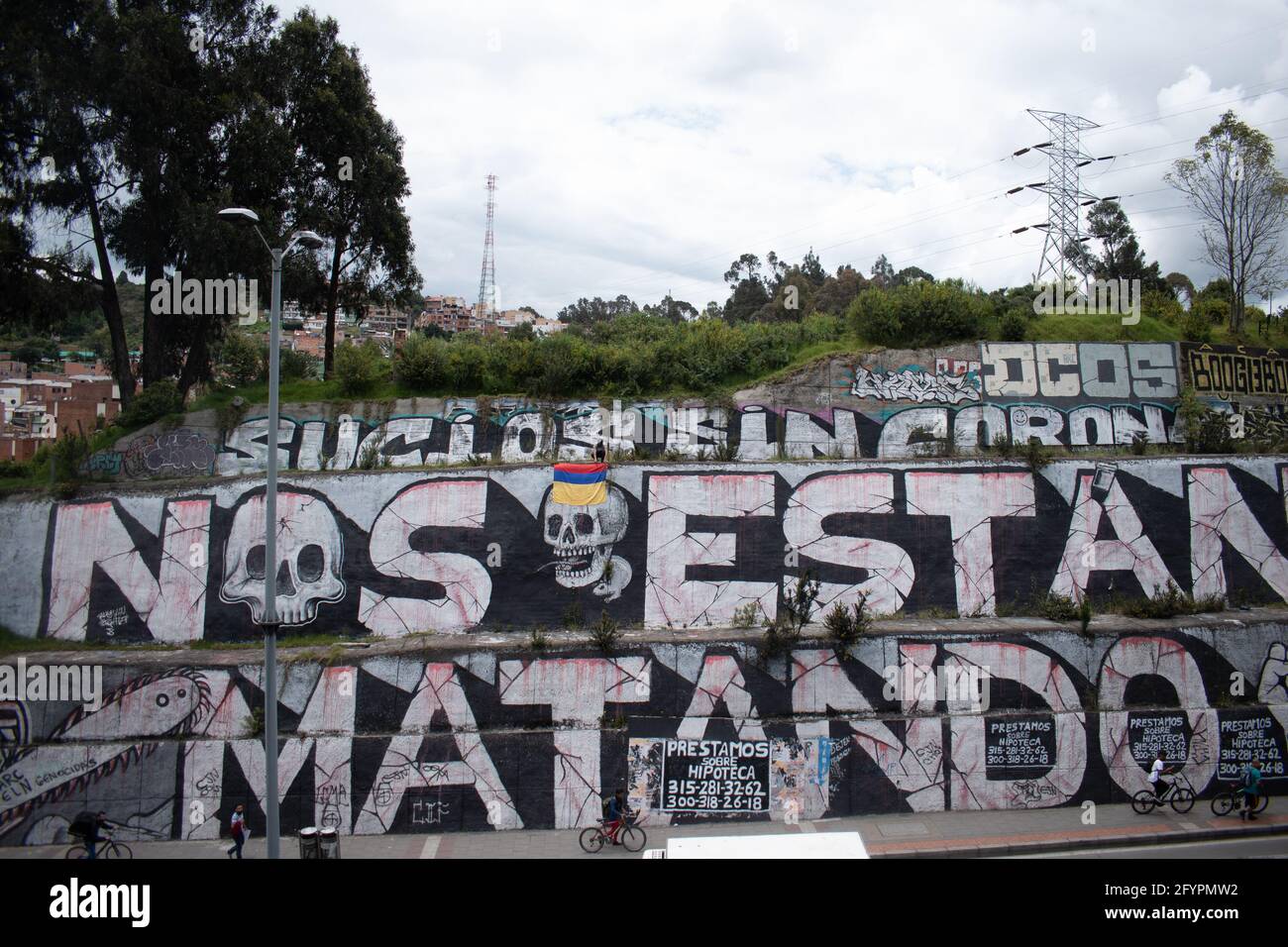 Ein Wandgemälde, auf dem steht, dass „sie uns töten“, an einem neuen Tag der Proteste in Bogotá im Rahmen der einmonatigen Gedenkfeier zum Beginn des nationalen Streiks in Kolumbien gegen die Regierung von Ivan Duque am 28. März 2021. Stockfoto