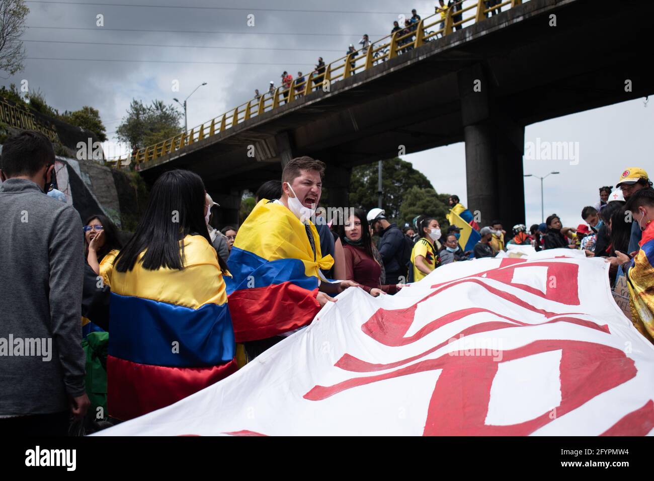 Neuer Tag der Proteste in Bogotá im Rahmen der einmonatigen Gedenkfeier zum Beginn des nationalen Streiks in Kolumbien gegen die Regierung von Ivan Duque am 28. März 2021. Stockfoto