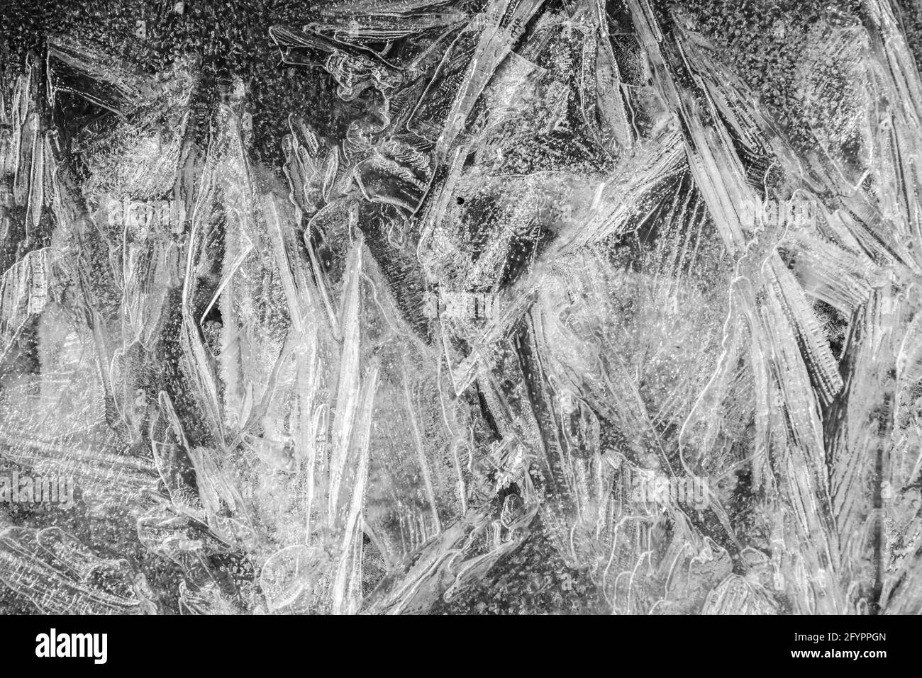 Eiskristalle. Eiskristalle in geometrischen Mustern. Eiskristall-Textur, Hintergrund Stockfoto