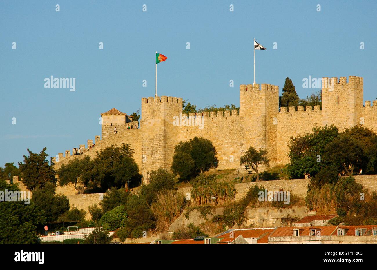 Portugal, Lissabon. Blick auf das St. George's Castle (Castelo de Sao Jorge). Es beherbergte den portugiesischen Hof zwischen dem 14. Und 15. Jahrhundert. Sein heutiges Aussehen ist auf die Restaurierung im Jahr 1938 zurückzuführen. Stockfoto