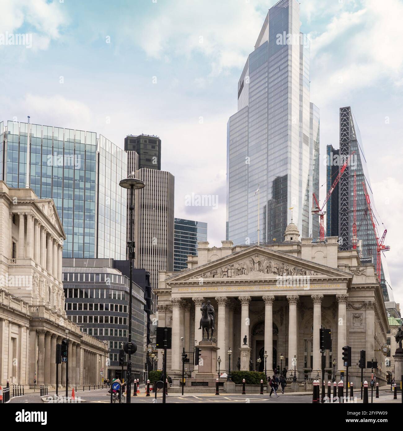 Die Skyline der City of London über dem Einkaufszentrum Royal Exchange an der Bank Station. London Stockfoto