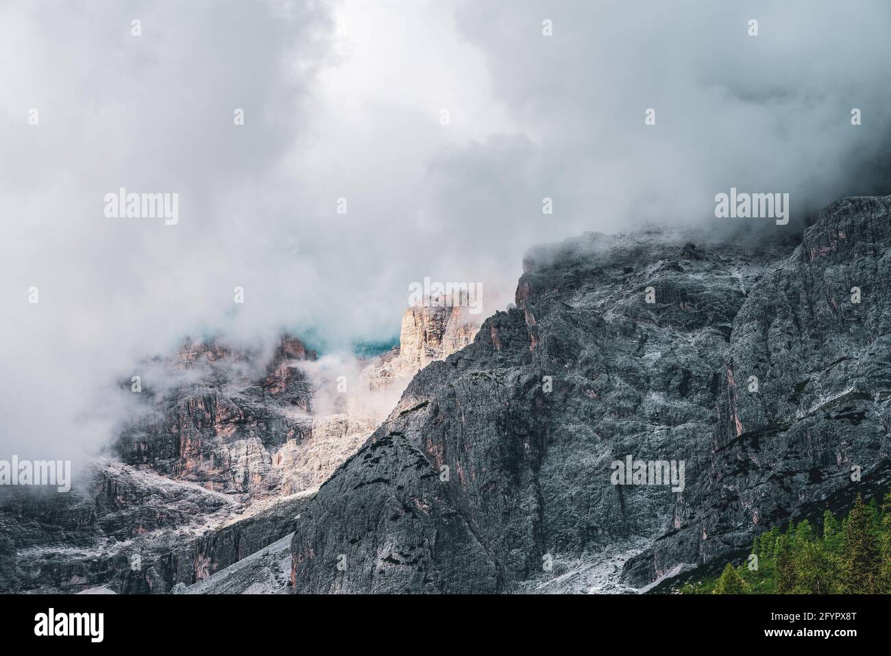 Sturmwolken über den Dolomiten, Italien. Stockfoto