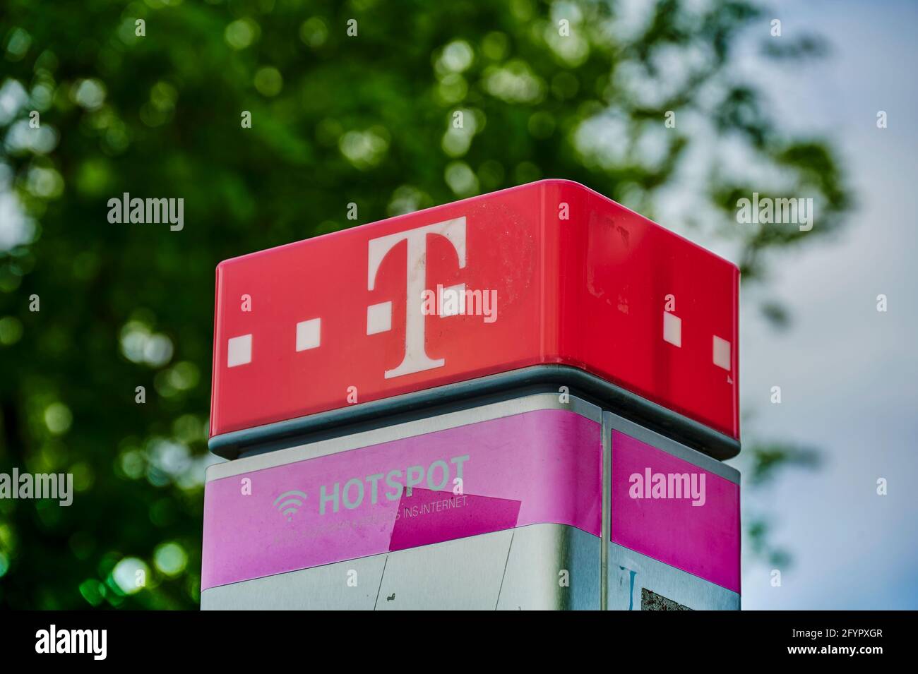 Berlin, 27. Mai 2021: Blick auf den oberen Teil eines öffentlichen Bezahltelefons der Deutschen Telekom mit Verweis auf einen Internet-Hotspot. Stockfoto Berlin, 27. Mai 2021: Blick auf den oberen Teil eines öffentlichen Bezahltelefons der Deutschen Telekom mit Verweis auf einen Internet-Hotspot. Stockfoto