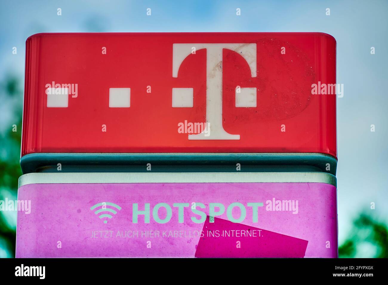 Berlin, 27. Mai 2021: Blick auf den oberen Teil eines öffentlichen Bezahltelefons der Deutschen Telekom mit Verweis auf einen Internet-Hotspot. Stockfoto Berlin, 27. Mai 2021: Blick auf den oberen Teil eines öffentlichen Bezahltelefons der Deutschen Telekom mit Verweis auf einen Internet-Hotspot. Stockfoto