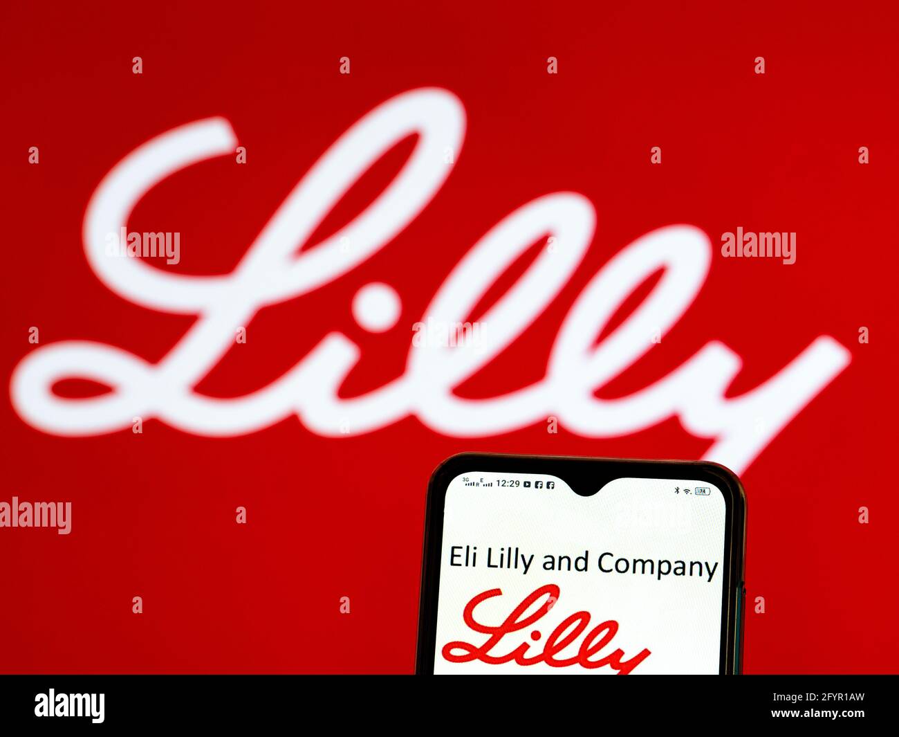 In dieser Abbildung wird ein Logo von Eli Lilly and Company auf einem Smartphone angezeigt. Stockfoto