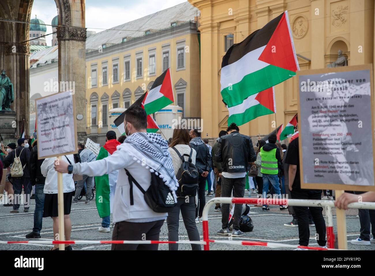 Ca. 200-300 Menschen sammeln sich am 29.5.2021 in München, um ihre Solidarität mit den Menschen in Gaza, Ost Jerusalem, den besetzten Gebieten und dem Westjordanland zu zeigen. - am 29. Mai 2021 versammelten sich rund 200-300 Menschen in München, um ihre Unterstützung für die Menschen in Gaza, Ostjerusalem, den besetzten Gebieten und der Westbank zu zeigen. (Foto: Alexander Pohl/Sipa USA) Quelle: SIPA USA/Alamy Live News Stockfoto