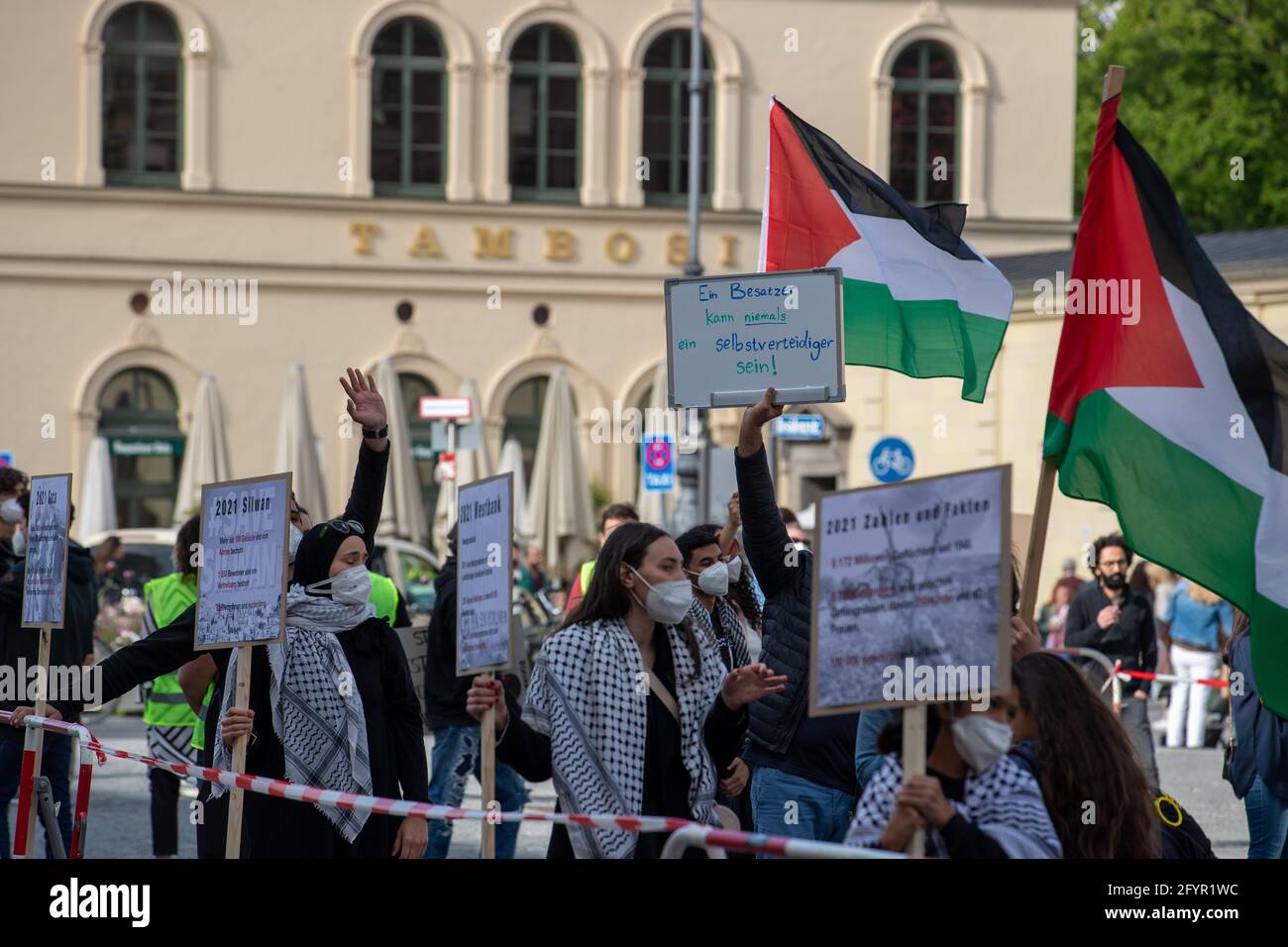 Ca. 200-300 Menschen sammeln sich am 29.5.2021 in München, um ihre Solidarität mit den Menschen in Gaza, Ost Jerusalem, den besetzten Gebieten und dem Westjordanland zu zeigen. - am 29. Mai 2021 versammelten sich rund 200-300 Menschen in München, um ihre Unterstützung für die Menschen in Gaza, Ostjerusalem, den besetzten Gebieten und der Westbank zu zeigen. (Foto: Alexander Pohl/Sipa USA) Quelle: SIPA USA/Alamy Live News Stockfoto