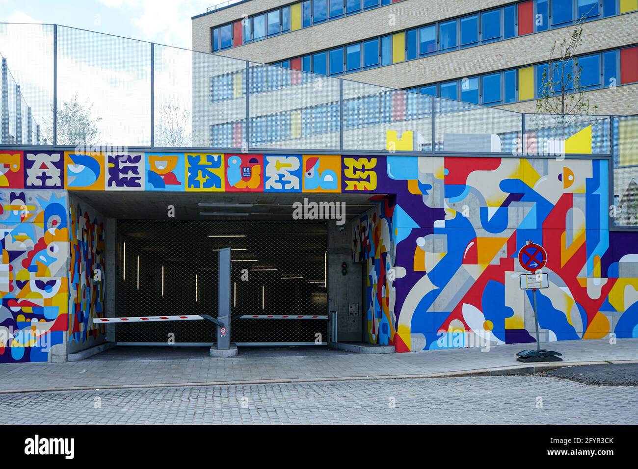 Blick auf eine farbenfrohe Fassade im Stadtteil Ludwigsvorstadt-Isarvorstadt in München. Stockfoto