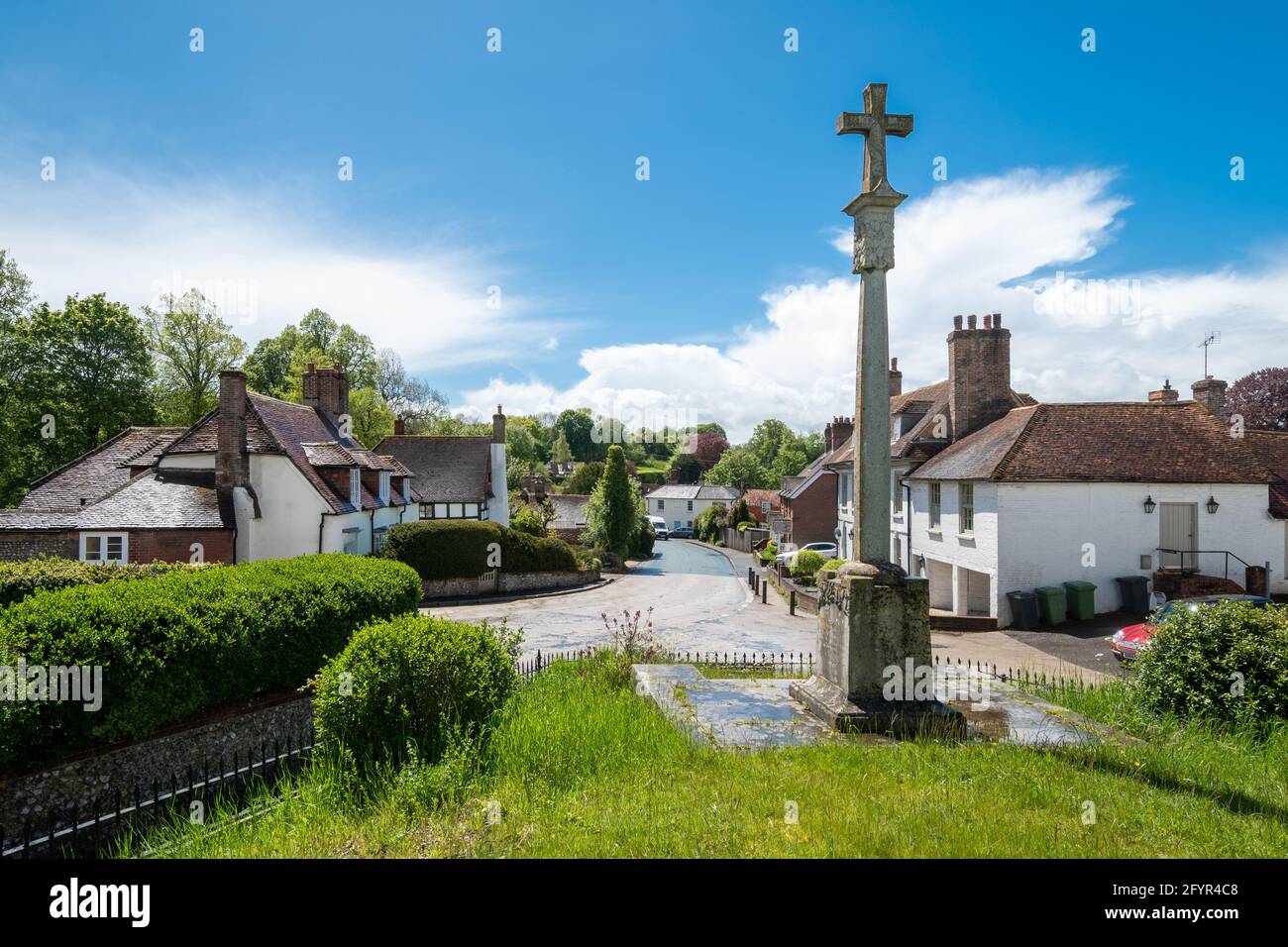 Blick auf West Meon, ein hübsches Dorf in Hampshire, England, Großbritannien, mit dem Kriegsdenkmal und malerischen Hütten Stockfoto