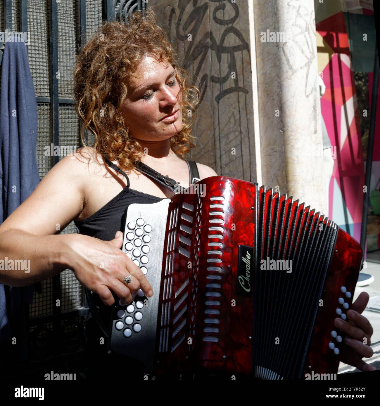 jouer de l'accordéon, Place St. Etienne à Lüttich Belgique Stockfoto
