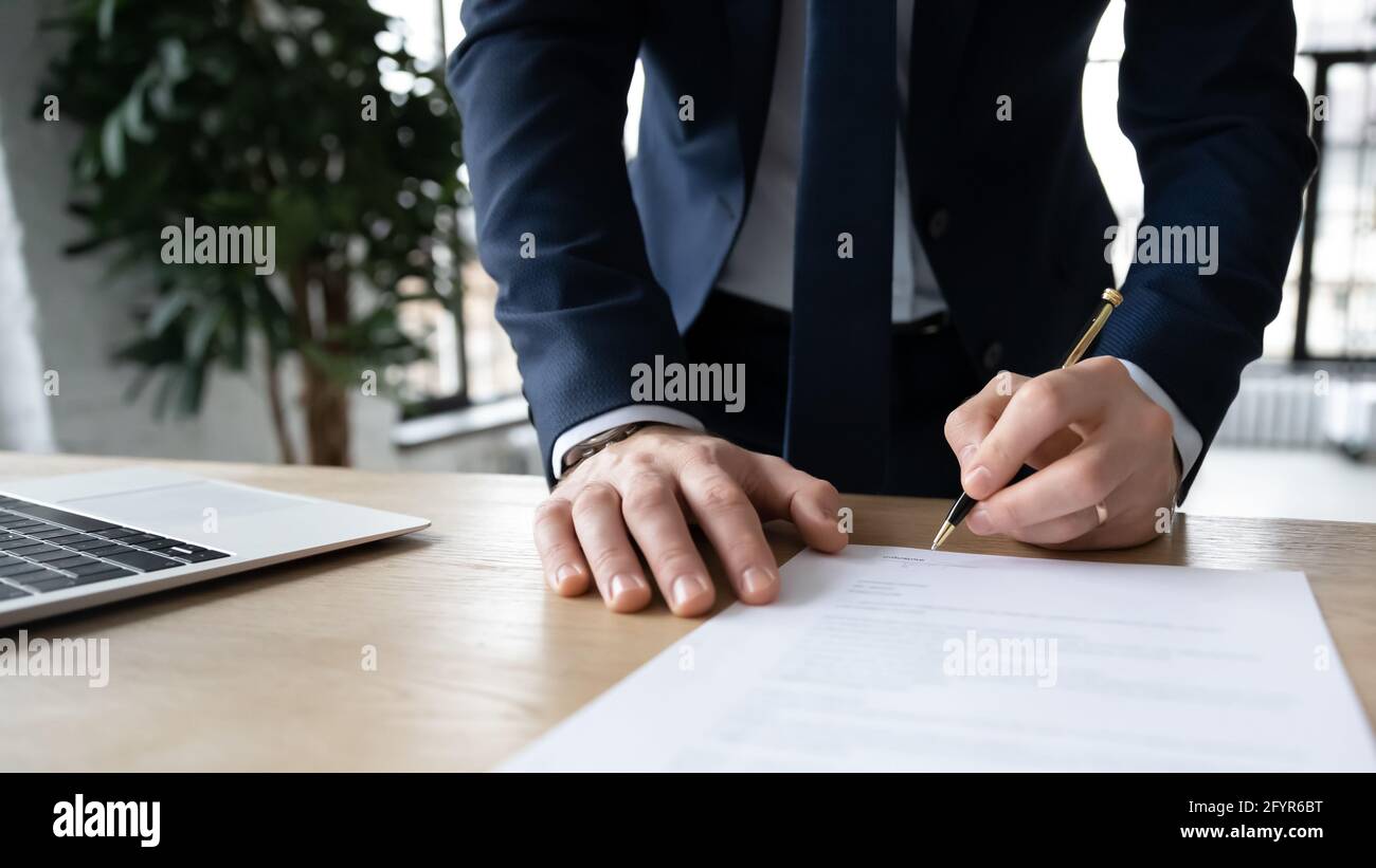 Geschäftsführer, Unternehmer, Arbeitgeber, der Vertrag unterzeichnet Stockfoto
