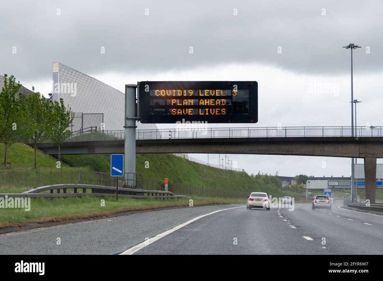 Glasgow Level 3-Beschränkungen während einer Coronavirus-Pandemie - Autobahnschild M8 neben dem Einkaufszentrum Glasgow Fort, Glasgow, Schottland, Großbritannien Stockfoto
