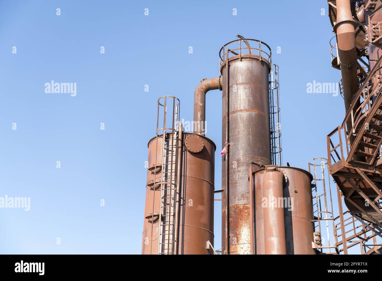 Alte Vergasungsanlage auf dem Hintergrund des klaren blauen Himmels Stockfoto