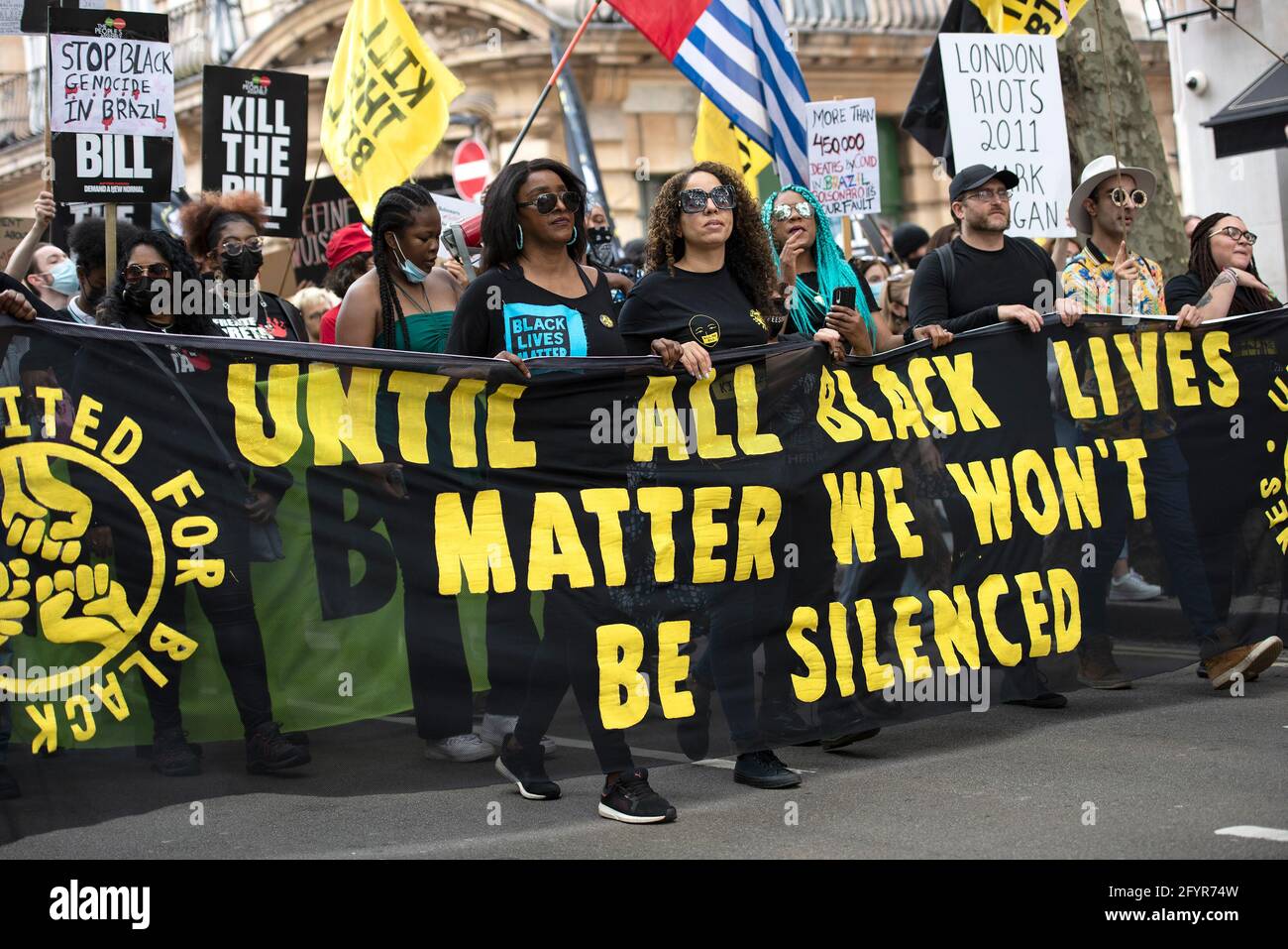 London, Großbritannien. Mai 2021. Demonstranten halten während des Protestes zu „Kill the Bill IV“ in London ein Transparent mit Black Lives Matter, um einen Gesetzesvorschlag zu verurteilen, der der Polizei und dem Innenminister mehr Macht geben wird, Proteste zu stoppen.die Kundgebungen werden gegen das Gesetz über Polizei, Verbrechen, Verurteilung und Gerichte abgehalten. (Foto von Loredana Sangiuliano/SOPA Images/Sipa USA) Quelle: SIPA USA/Alamy Live News Stockfoto