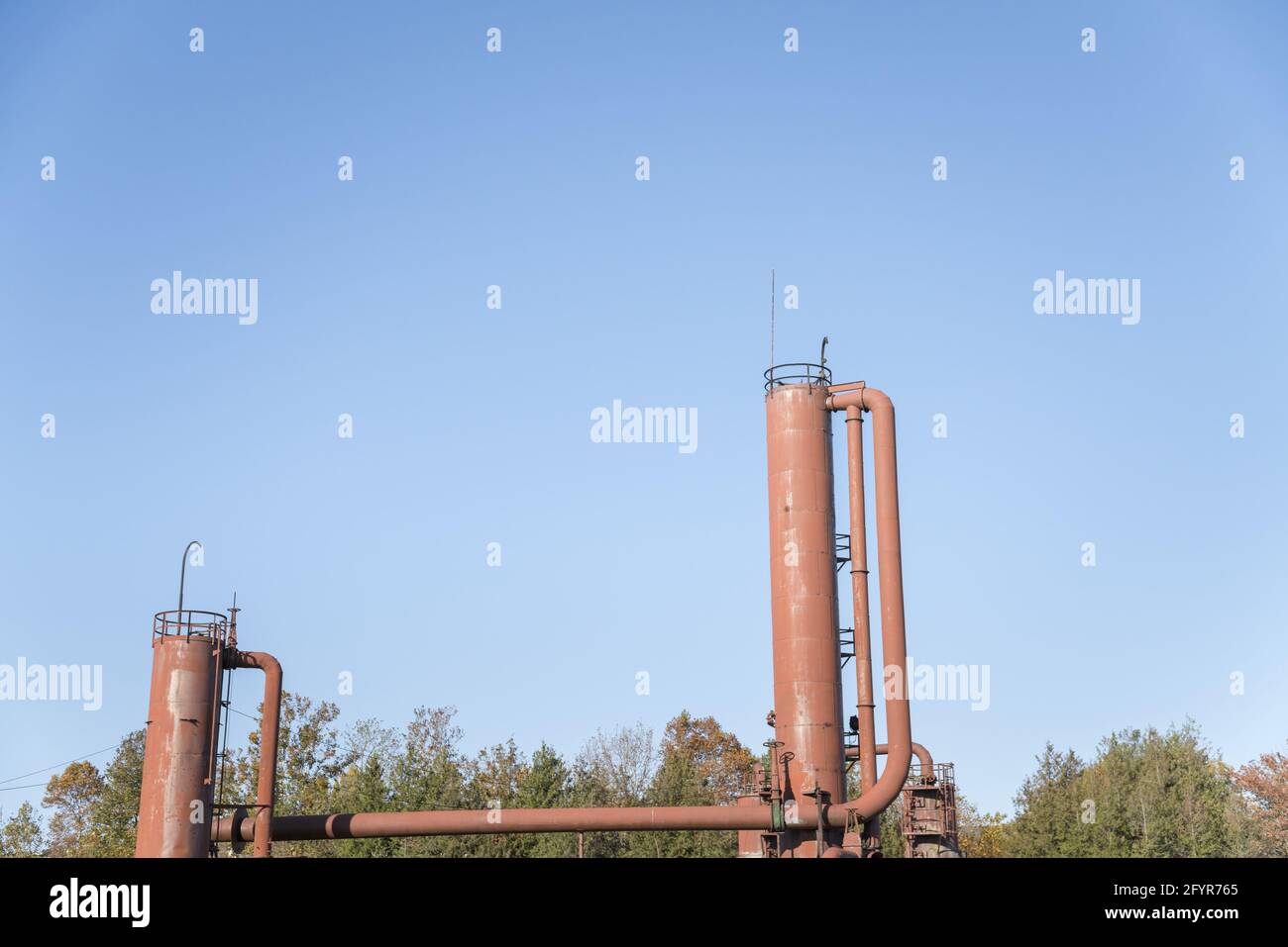 Alte Vergasungsanlage auf dem Hintergrund des klaren blauen Himmels Stockfoto