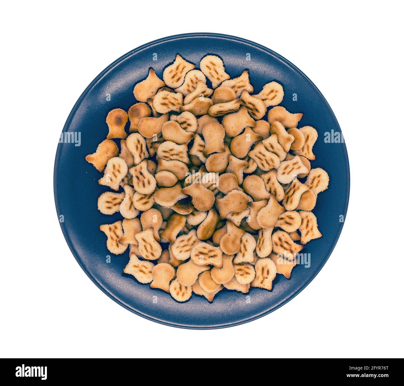 Kleine Cracker auf Platte isoliert auf weiß Stockfoto