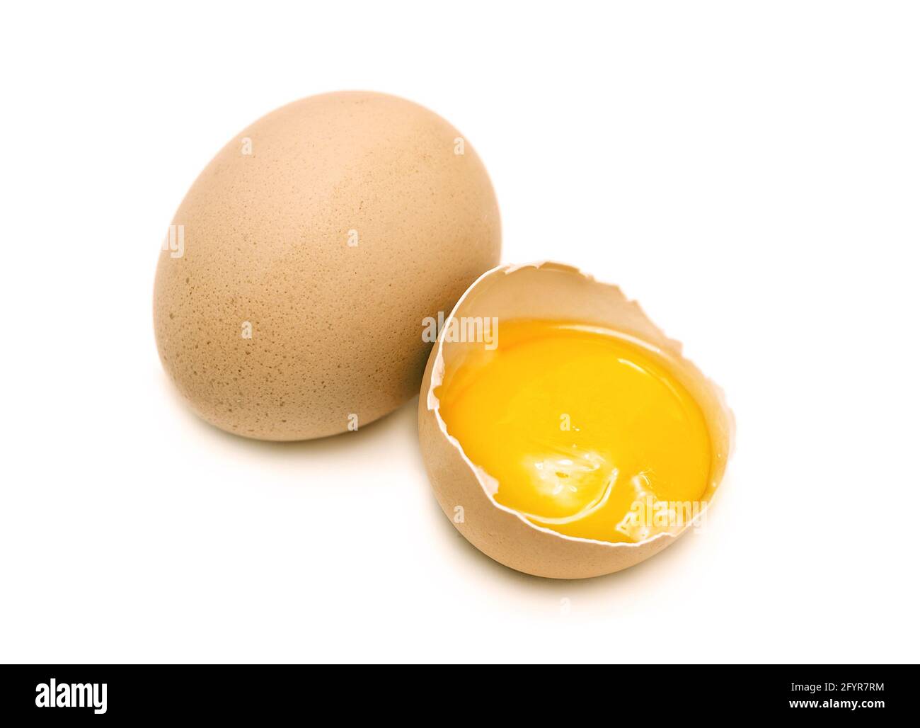 Ganze und zerbrochene Hühnereier isoliert Stockfoto
