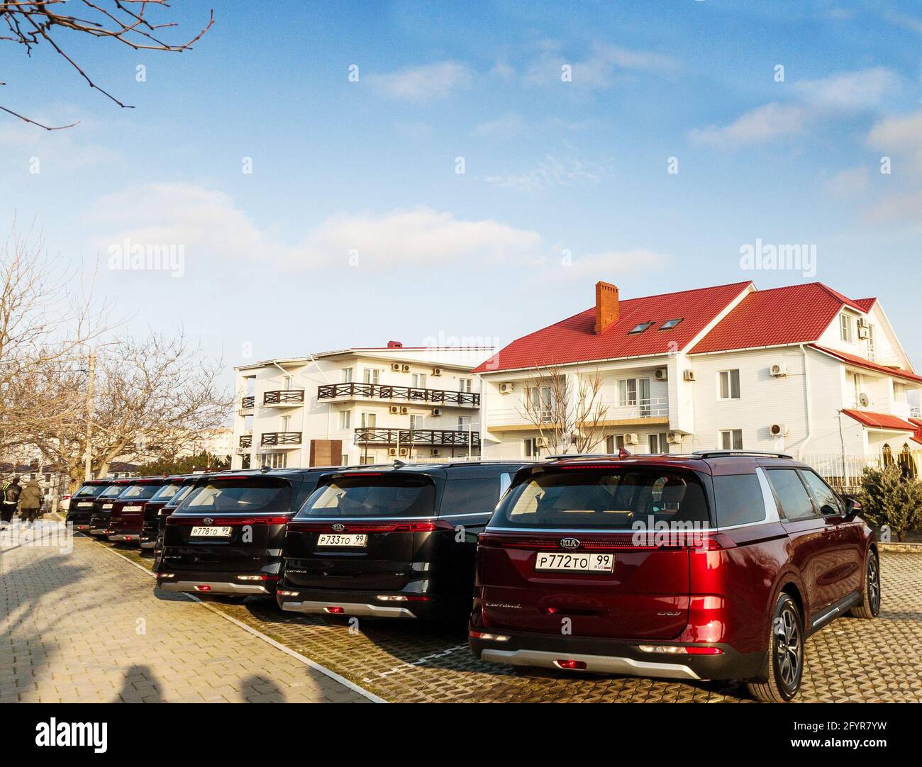 Moskau, Russland 2021: Karawane der neuen Space-Wagon-Autos KIA Carnival werden auf der Straße geparkt (die Nummernschilder werden geändert) Stockfoto