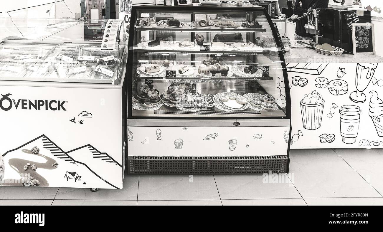 Russland, 2019: Eis und Kuchen sind in der Cafeteria Stockfoto