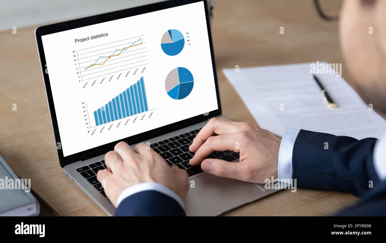 Der Business Leader analysiert den Finanzbericht und überprüft die Marketingforschung Stockfoto