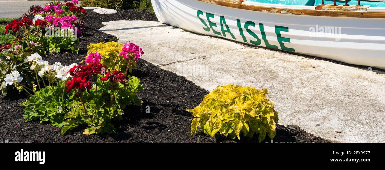 Boot mit dem Ortsnamen Sea Isle in New Jersey Liegt in einem verkehrsberuhigten Inselgarten am Zugang zum Ufer Und ein beliebter Ort für Selfies Stockfoto