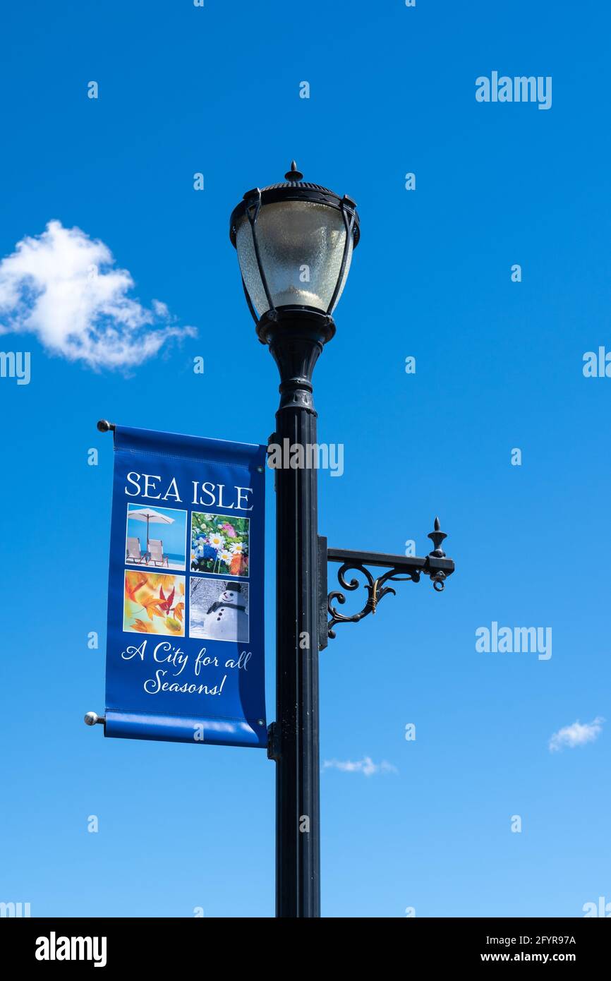 Sea Isle City, NJ - 13. Mai 2021: Banner auf einem Laternenpfosten in der Stadt mit dem Slogan „A City for All Seasons“ Stockfoto