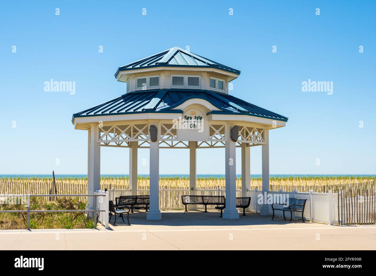 Sea Isle City, NJ - 13. Mai 2021: Pavillon an der Promenade am Jersey Shore Beach. Stockfoto
