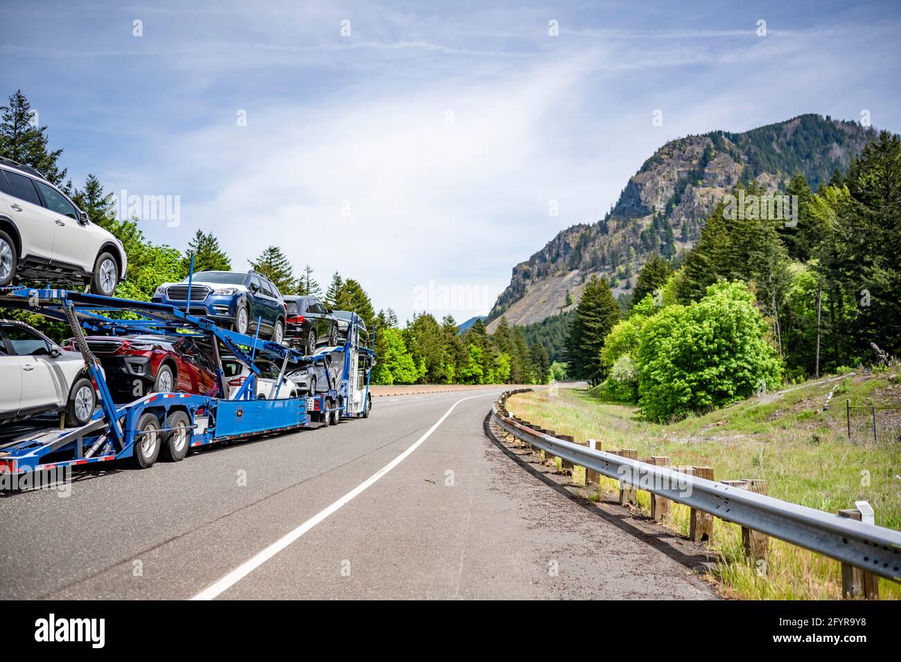 Weiße kompakte große Rig industriellen Auto Spedition semi-Truck ...