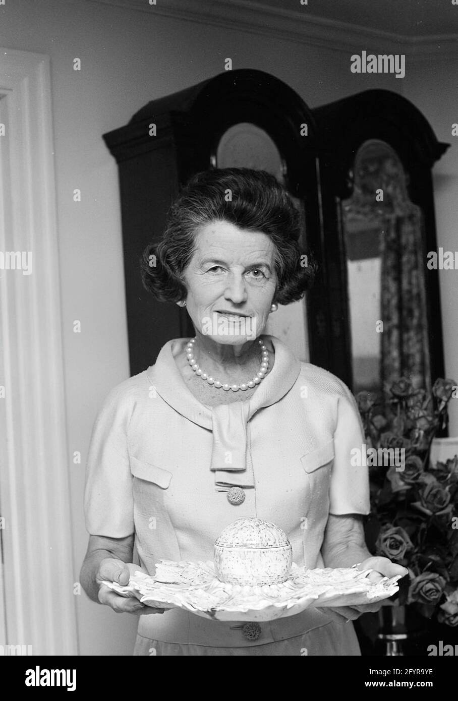 Rose Fitzgerald Kennedy hält ein dekoratives Gericht, während sie für ein Porträt in ihrem Haus in Hyannis Port, Massachusetts - 1962 posiert. Stockfoto