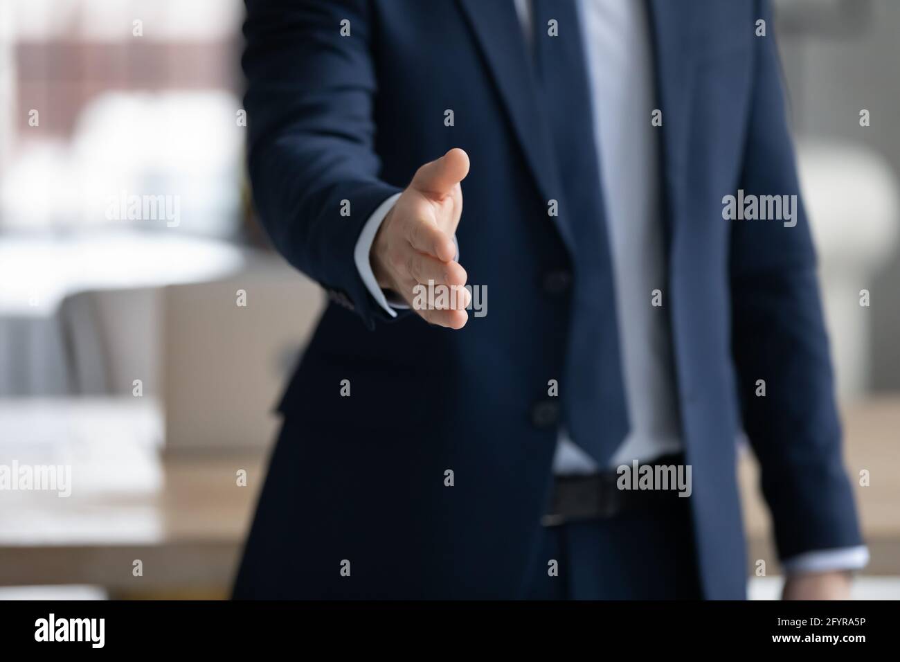 Geschäftsmann in formellem Anzug, der Handschlag anbietet. Der Business Leader gibt Hand Stockfoto