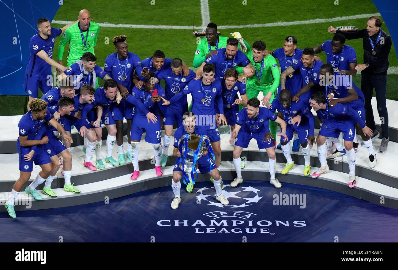 Chelseas Cesar Azpilicueta (Mitte) und seine Teamkollegen feiern mit der Trophäe nach dem UEFA Champions League-Finale im Estadio do Dragao in Porto, Portugal. Bilddatum: Samstag, 29. Mai 2021. Stockfoto