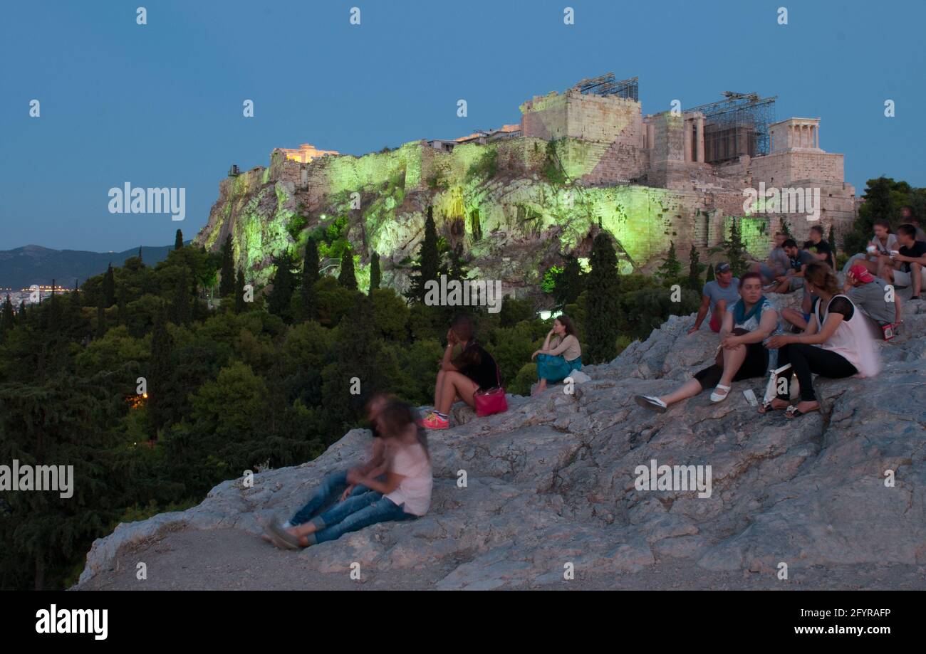 Akropolis Hügel Parthenon Athen Stadtbild bei Nacht Stockfoto