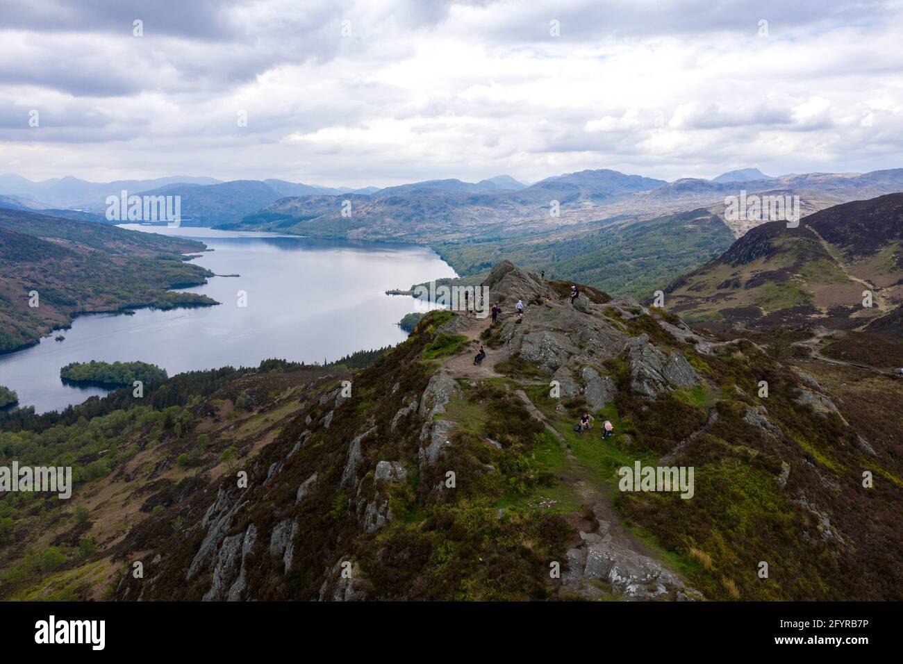 Ben A'an Summit, Loch Lomond und Trossachs National Park, Schottland, Großbritannien. Mai 2021. IM BILD: Menschen strömen in die Natur und Bergsteiger und Gelegenheitsausflügler werden auf dem Berggipfel von Ben A'an Pic gesehen.Quelle: Colin Fisher/Alamy Live News Stockfoto