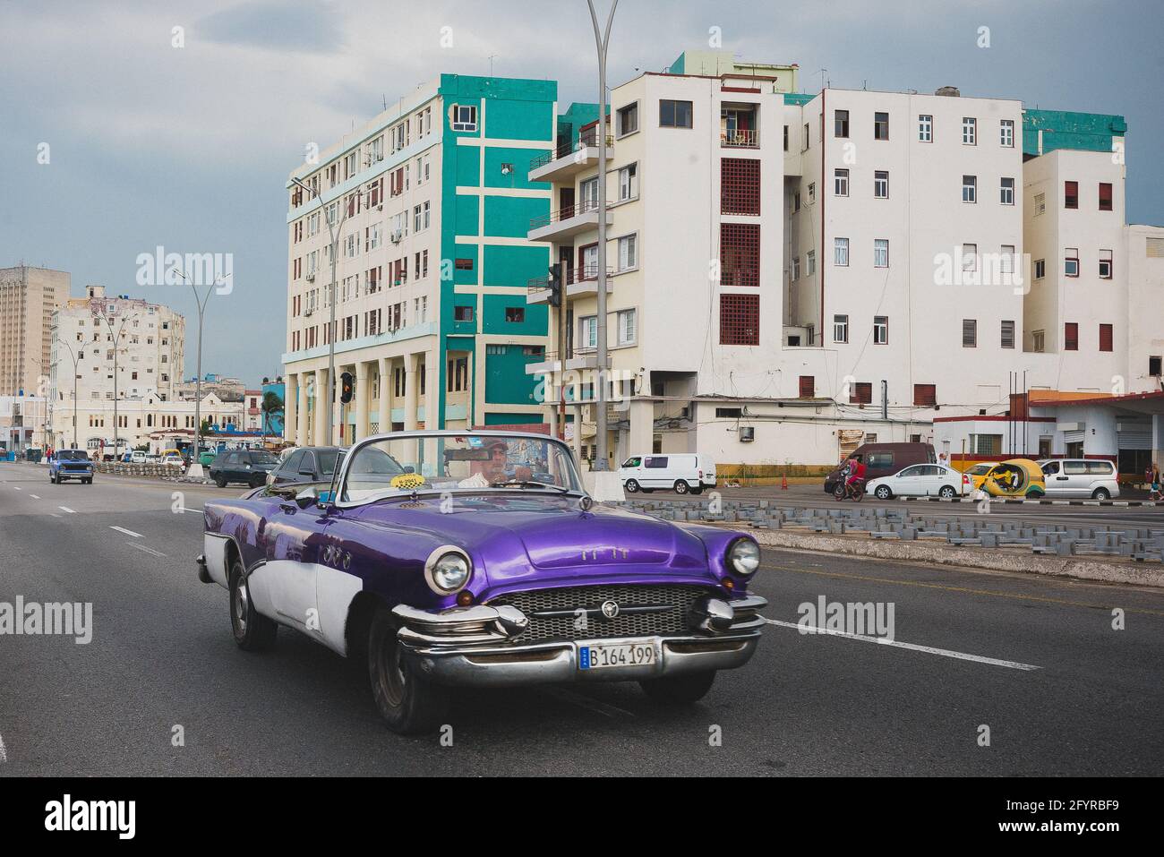 Oldtimer fahren auf der Promenade Stockfoto