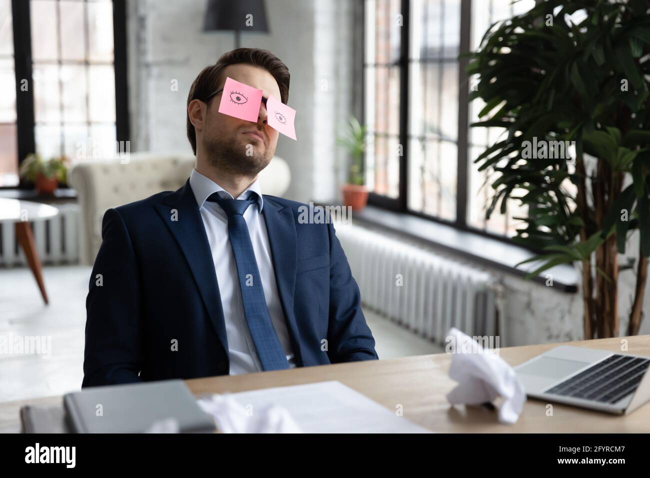 Erschöpft gelangweilt Manager schlafen mit Comic-Papier Notizen auf den Augen Stockfoto