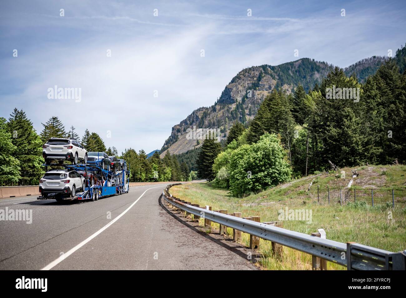 Weiße kompakte große Rig industriellen Auto Spedition semi-Truck ...