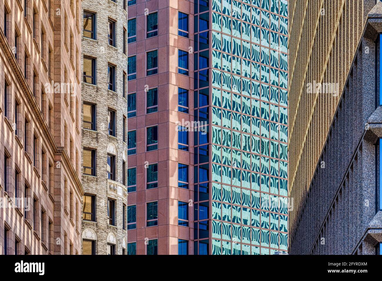 Kontrastierende Stile: Amica Building, Turk's Head Building, Fleet Center, Old Stone Tower. Stockfoto